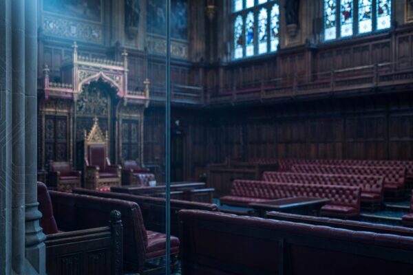 Ilustración: the House of Lords chamber in the Palace of Westminster. Ilustración generada con IA.