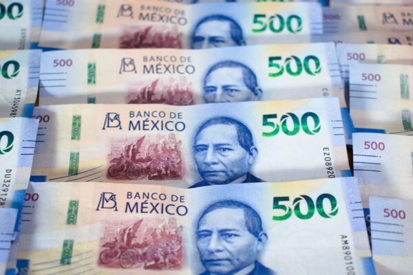 Detail view of multiple Mexican 500 Peso banknotes showcasing currency design and value.